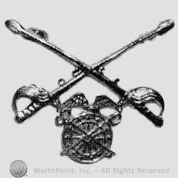 Insignia consisted of crossed sabres and winged wheel below.