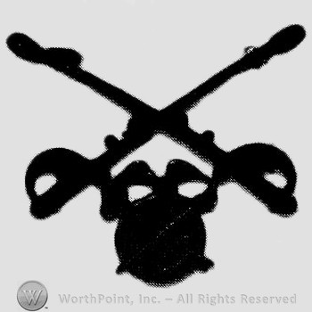 Insignia consisted of crossed sabres and winged wheel below.
