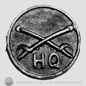 Insignia consisted of collar disc with crossed sabres on and letters HQ below the intersection.