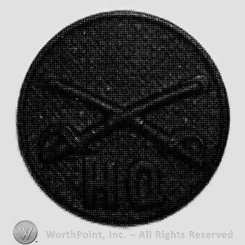 Insignia consisted of collar disc with crossed sabres on and letters HQ below the intersection.