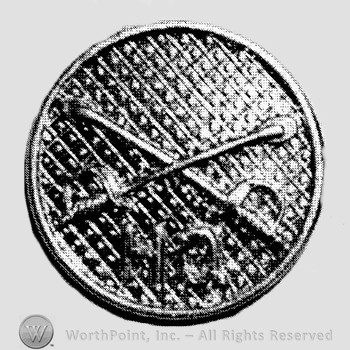 Insignia consisted of collar disc with crossed sabres on and letters HQ below the intersection.