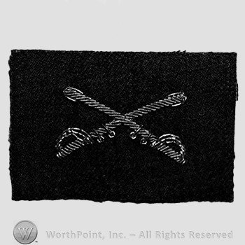 Insignia consisted of crossed sabres.