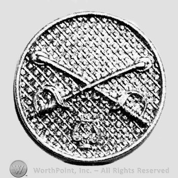 Insignia consisted of crossed sabres over a collar disc and a lyre below.