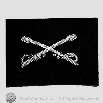 Insignia consisted of crossed sabres.