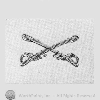 Insignia consisted of crossed sabres.