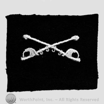 Insignia consisted of crossed sabres.
