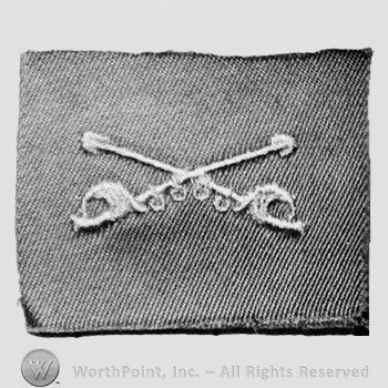 Insignia consisted of crossed sabres.