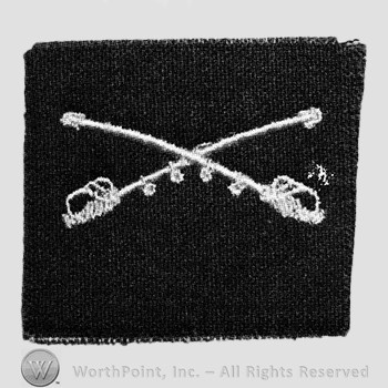 Insignia consisted of crossed sabres.