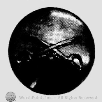 Insignia consisted of crossed sabres on a disc.