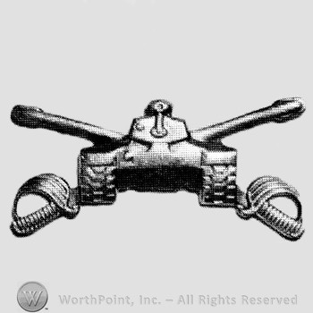 Insignia consisted of crossed sabres and a tank.