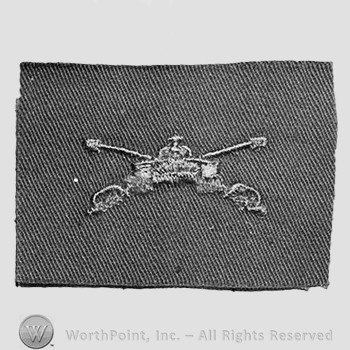 Insignia consisted of crossed sabres and a tank; embroidered.