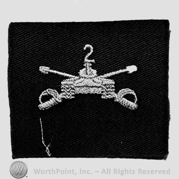 Insignia consisted of crossed sabres and a tank; embroidered.