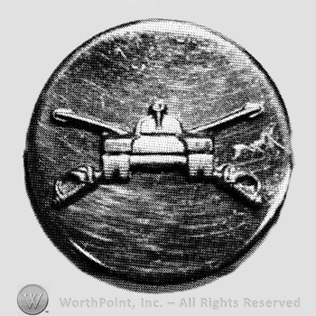 Insignia consisted of crossed sabres and a tank on a disc.