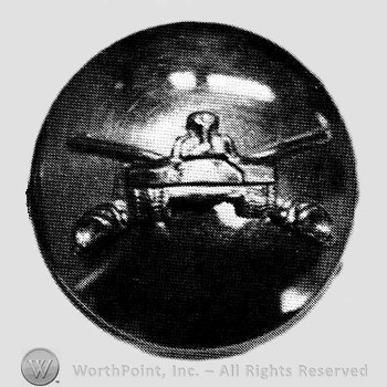 Insignia consisted of crossed sabres and a tank on a disc.
