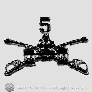 Insignia consisted of crossed sabres, a tank and number 5 above.