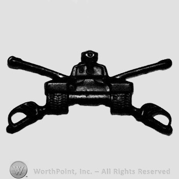 Insignia consisted of crossed sabres and front view of a tank.