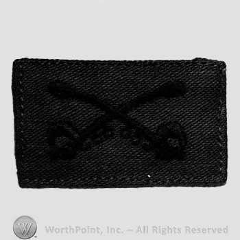 Insignia consisted of crossed sabres; embroidered.