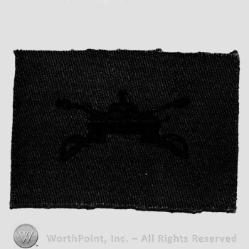 Insignia consisted of crossed sabres and front view of a tank; embroidered.