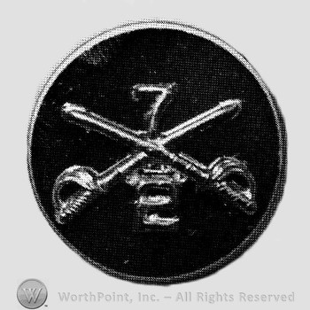 Insignia consisted of a disc with crossed sabres, number 7 above the intersection and number 2 below.