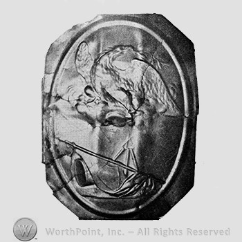Insignia consisted of a plate with an eagle displayed with a branch of olive leaves in its beak, its right talon grasping three arrows, the left talon grasping two lightning bolts, all over a flag bearing a pointed shield, a stack of arms and a drum.
