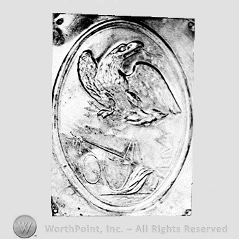 Insignia consisted of a plate with an eagle displayed with a branch of olive leaves in its beak, its right talon grasping three arrows, the left talon grasping two lightning bolts, all over a flag bearing a pointed shield, a stack of arms and a drum.