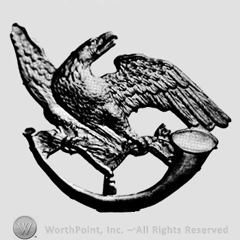 Insignia consisted of an eagle over an open horn device .