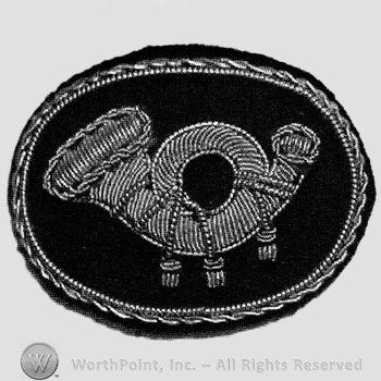 Insignia consisted of an embroidered horn  upon a black velvet background.