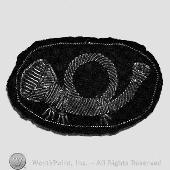 Insignia consisted of an embroidered horn  upon a black velvet background.