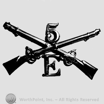 Insignia consisted of crossed rifles, number 5 above the intersection and letter E below the intersection.