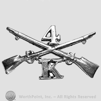 Insignia consisted of crossed rifles, number 4 above the intersection and letter K below the intersection.