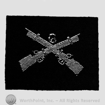 Insignia consisted of crossed rifles and number 6 above the intersection; embroidered.