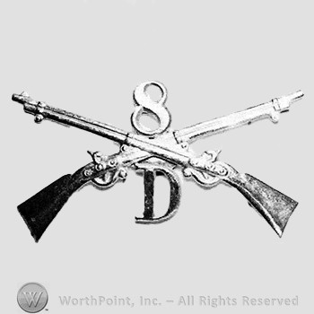 Insignia consisted of crossed rifles, number 8 above the intersection and letter D below the intersection.