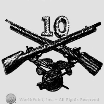Insignia consisted of crossed rifles, number 10 above the intersection and a winged wheel below.