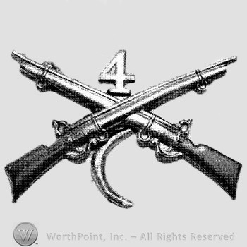 Insignia consisted of crossed rifles, number 4 above the intersection and a crescent below.