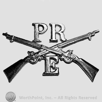 Insignia consisted of crossed rifles, letters PR above the intersection and letter E below.