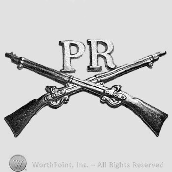Insignia consisted of crossed rifles and letters PR above the intersection.