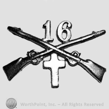 Insignia consisted of crossed rifles, number 16 above the intersection and a cross below.