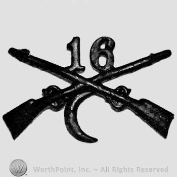 Insignia consisted of crossed rifles, number 16 above the intersection and a crescent below.