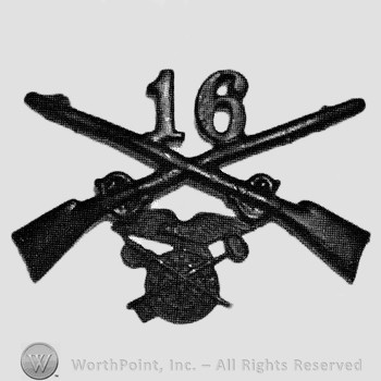 Insignia consisted of crossed rifles, number 16 above the intersection and a winged wheel below.