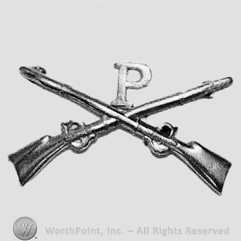 Insignia consisted of crossed rifles and letter P above the intersection.