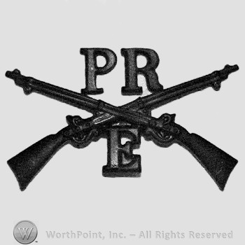 Insignia consisted of crossed rifles, letters PR above the intersection and letter E below.