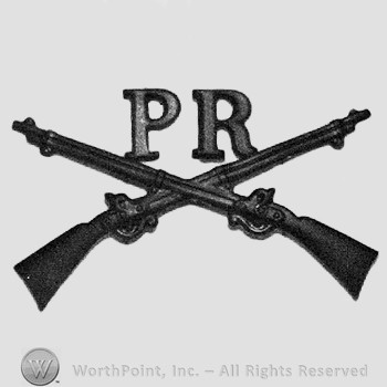 Insignia consisted of crossed rifles and letters PR above the intersection.