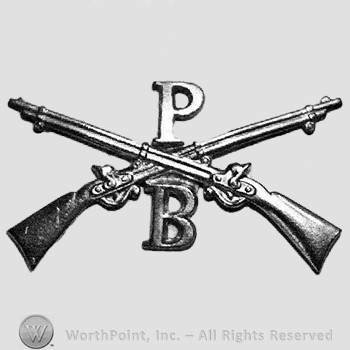 Insignia consisted of crossed rifles, letter P above the intersection and letter B below.