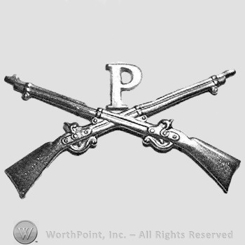 Insignia consisted of crossed rifles and letter P above the intersection.