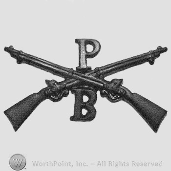 Insignia consisted of crossed rifles, letter P above the intersection and letter B below.