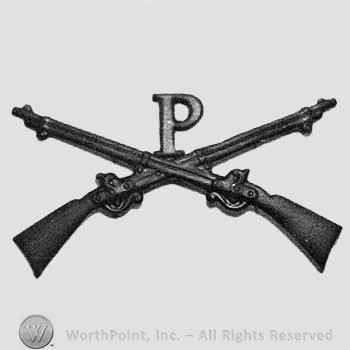 Insignia consisted of crossed rifles and letter P above the intersection.