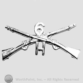 Insignia consisted of crossed rifles, number 6 above the intersection and leter H below.