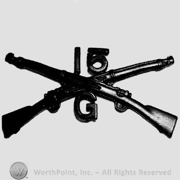Insignia consisted of crossed rifles, number 15 above the intersection and leter G below.