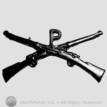 Insignia consisted of crossed rifles, letter P above the intersection.