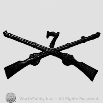 Insignia consisted of crossed rifles and number 7 above the intersection.